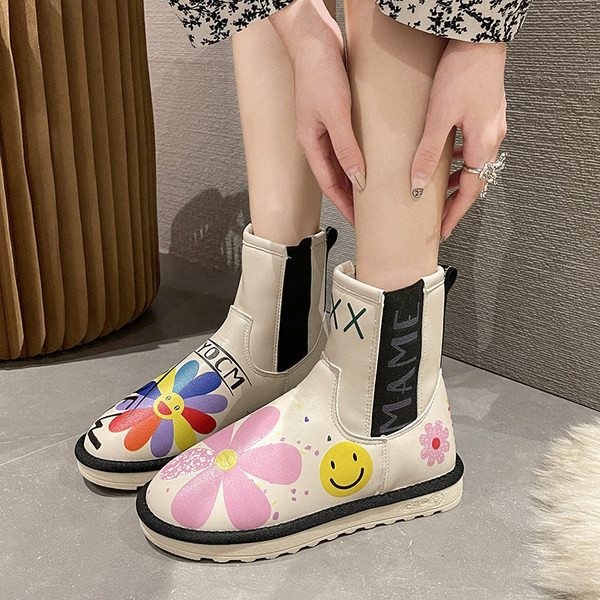 Aktuelne ženske čizme zaobljeni model sa aplikacijom