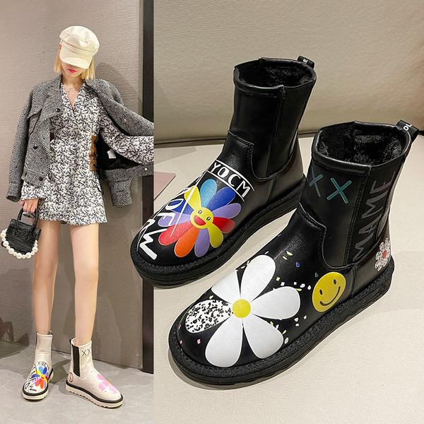 Aktuelne ženske čizme zaobljeni model sa aplikacijom