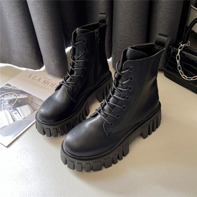 Ženske čizme s grubim potplatom i vezicama