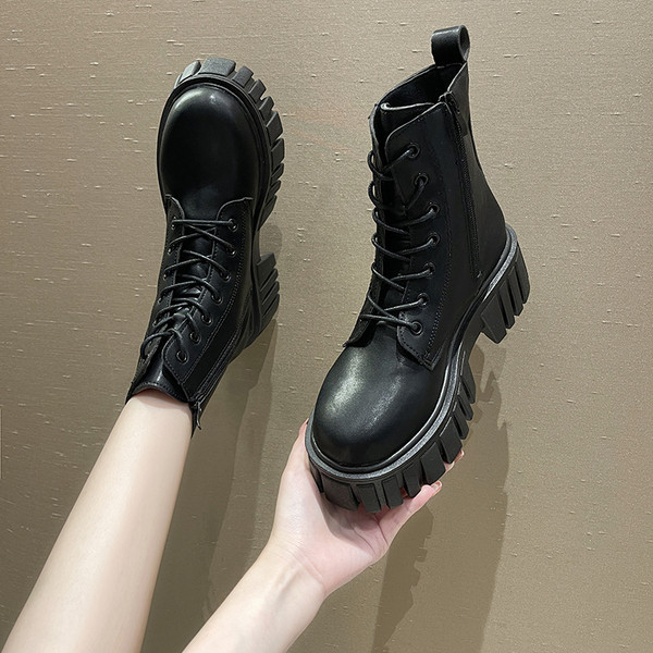 Ženske čizme s grubim potplatom i vezicama