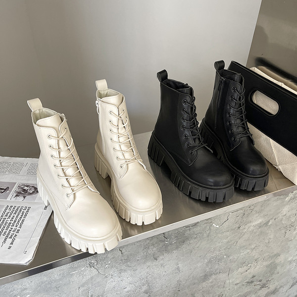 Ženske čizme s grubim potplatom i vezicama