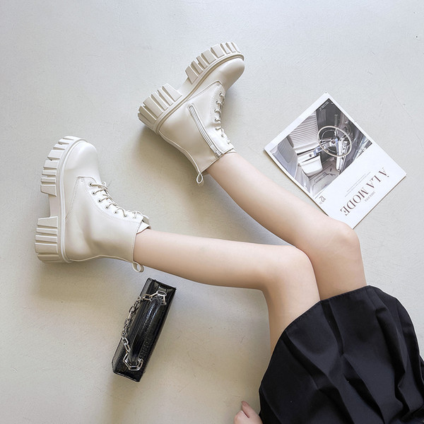 Ženske čizme s grubim potplatom i vezicama