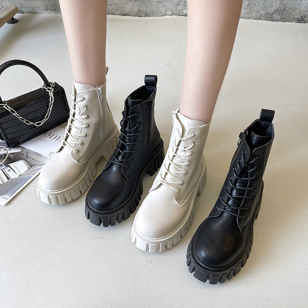 Ženske čizme s grubim potplatom i vezicama