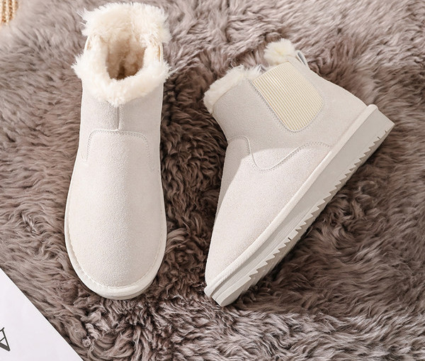Ženske čizme s toplom postavom i ravnim potplatom