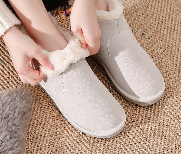 Ženske čizme s toplom postavom i ravnim potplatom