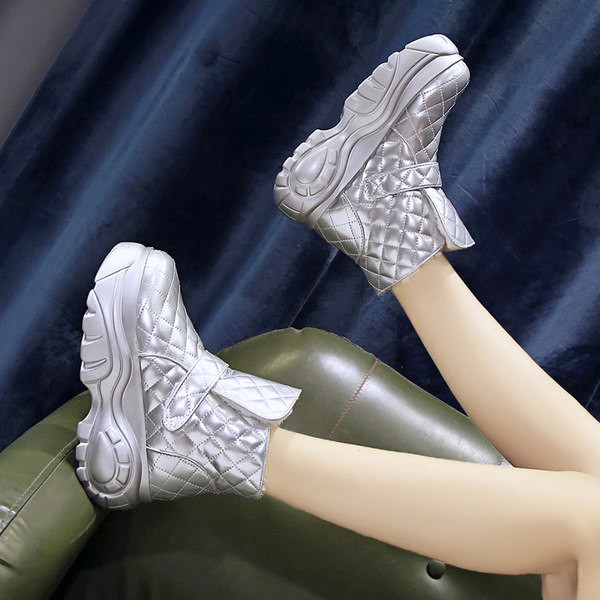 Ženske čizme s visokim đonom i kopčanjem na čičak