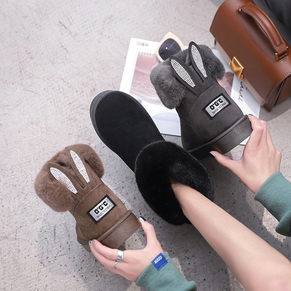 Ženske čizme s toplom postavom i 3D elementima