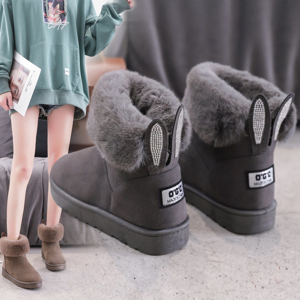 Ženske čizme s toplom postavom i 3D elementima