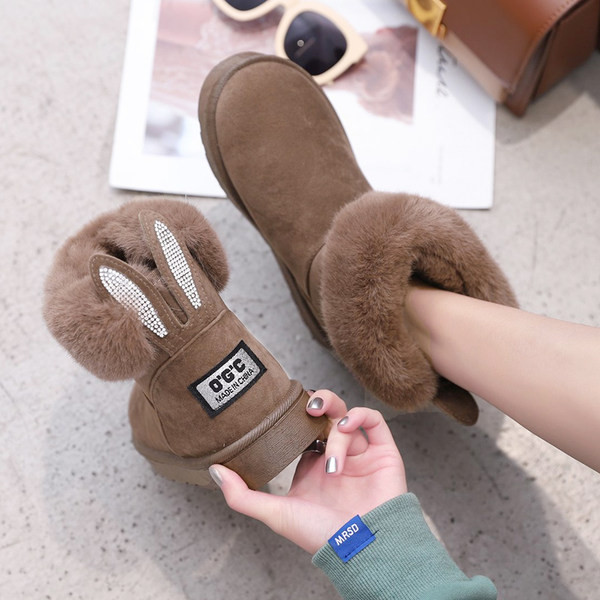 Ženske čizme s toplom postavom i 3D elementima