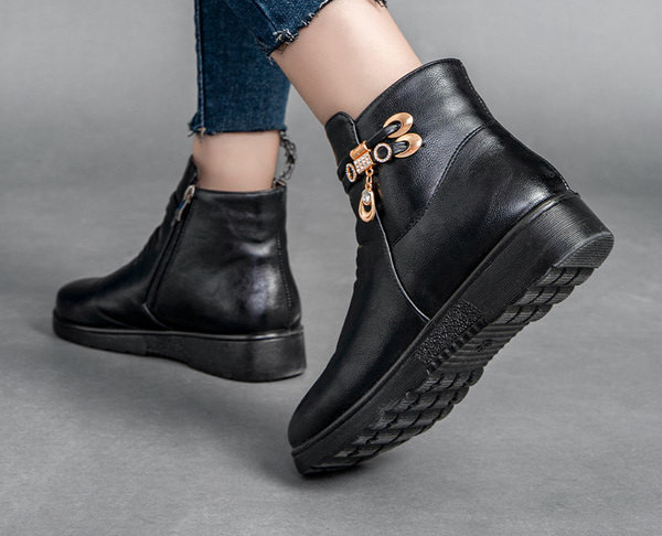 Ženske kožne čizme s metalnim ukrasom