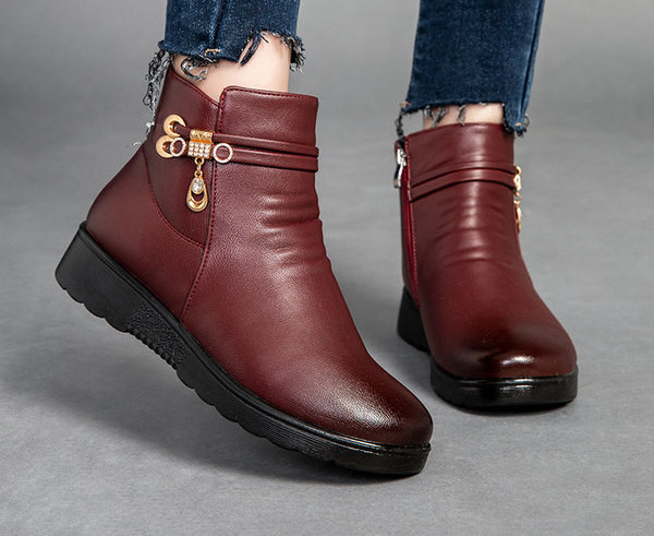 Ženske kožne čizme s metalnim ukrasom