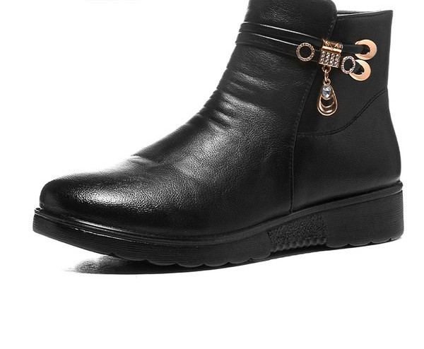 Ženske kožne čizme s metalnim ukrasom