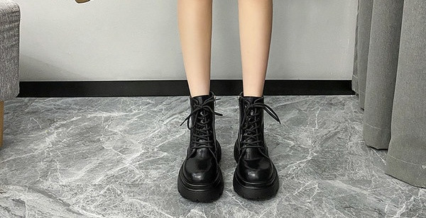 Ženske čizme sa đonom u boji i vezicama od eko kože