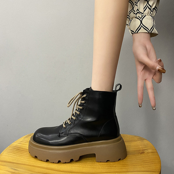 Ženske čizme sa đonom u boji i vezicama od eko kože