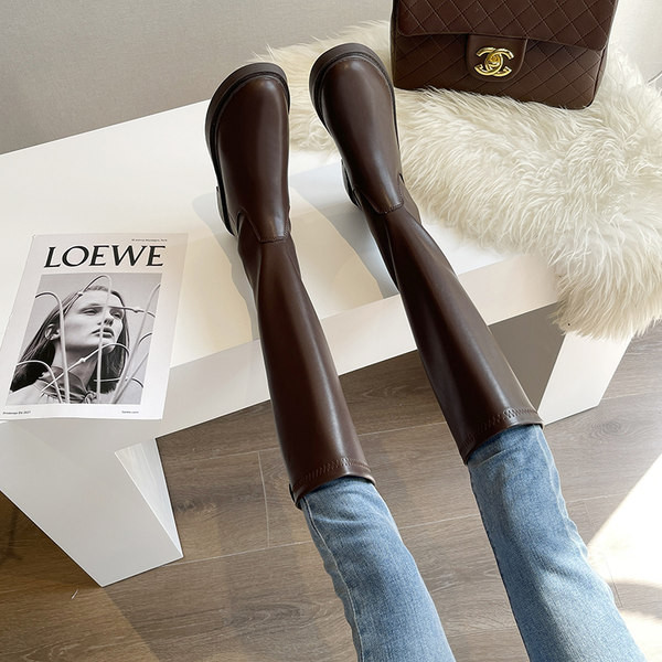 Дамски високи ботуши с равна подметка и закопчаване с цип