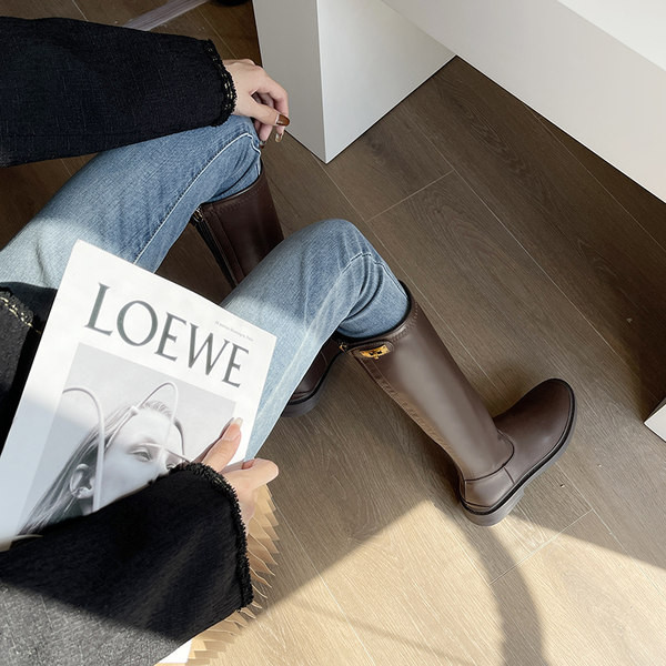 Дамски високи ботуши с равна подметка и закопчаване с цип