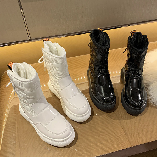 Ženske zimske čizme sa ravnim đonom - crne i bijele