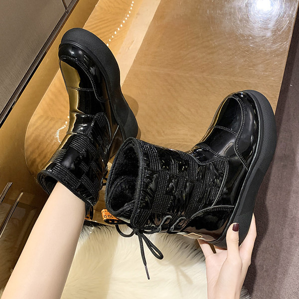 Ženske zimske čizme sa ravnim đonom - crne i bijele