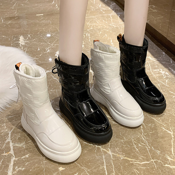 Ženske zimske čizme sa ravnim đonom - crne i bijele