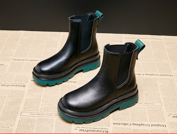 Ležerne kožne čizme s ravnim potplatom