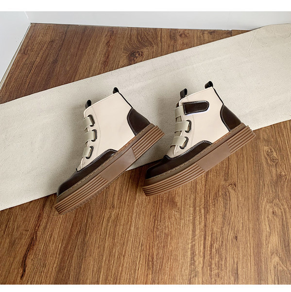 Ženske retro čizme s kopčanjem na čičak i ravnim potplatom