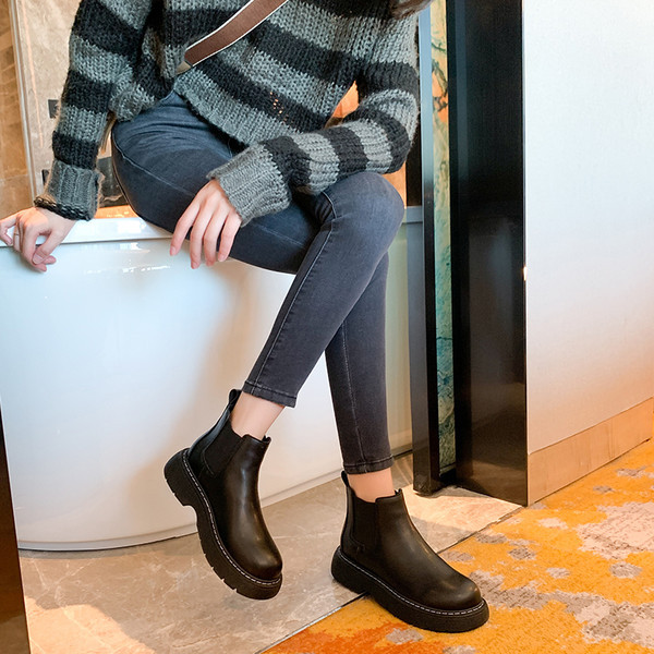 Ženske kožne čizme sa ravnim đonom u dvije boje