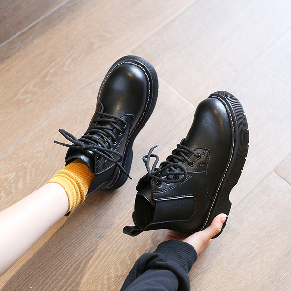 Ženske kožne čizme sa ravnim đonom u dvije boje