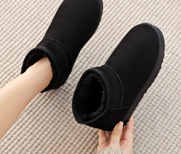 Зимни боти с топла подплата и равна подметка