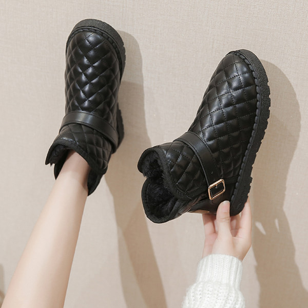 Ženske čizme s toplom postavom i ravnim potplatom