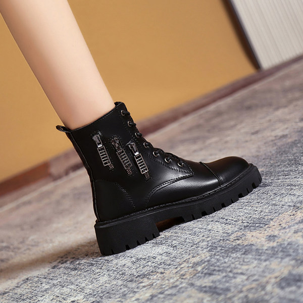 Ženske čizme u crnoj boji sa grubim đonom