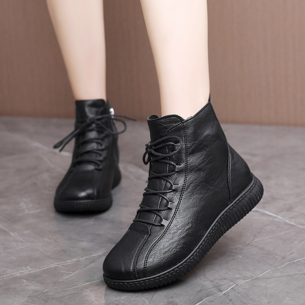 Ženske čizme zaobljeni model sa pertlom i ravnim đonom u dva modela