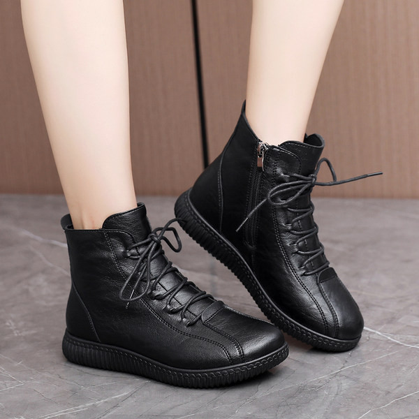 Ženske čizme zaobljeni model sa pertlom i ravnim đonom u dva modela