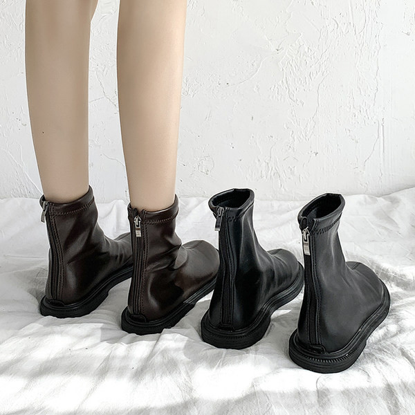 Zaobljeni model ženskih čizama sa patent zatvaračem u dvije boje