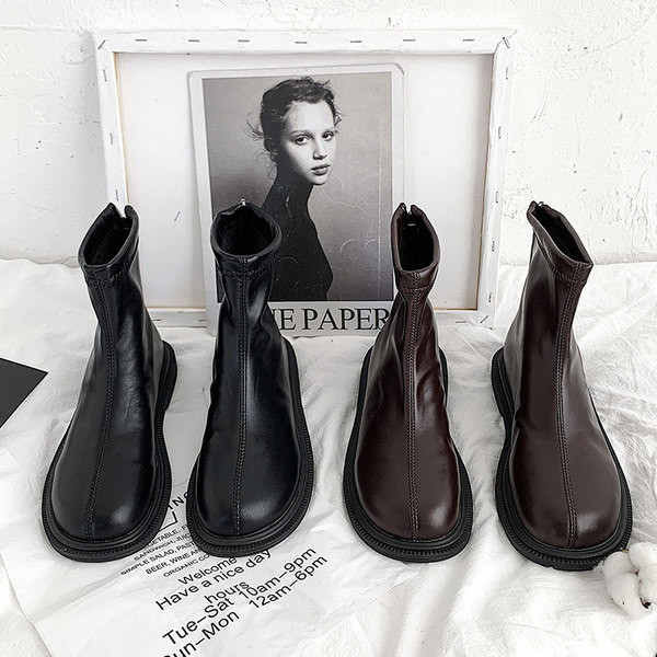 Zaobljeni model ženskih čizama sa patent zatvaračem u dvije boje