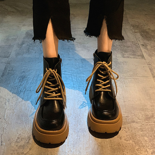 Кожени дамски боти  с връзки и груба подметка 