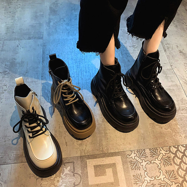 Кожени дамски боти  с връзки и груба подметка 