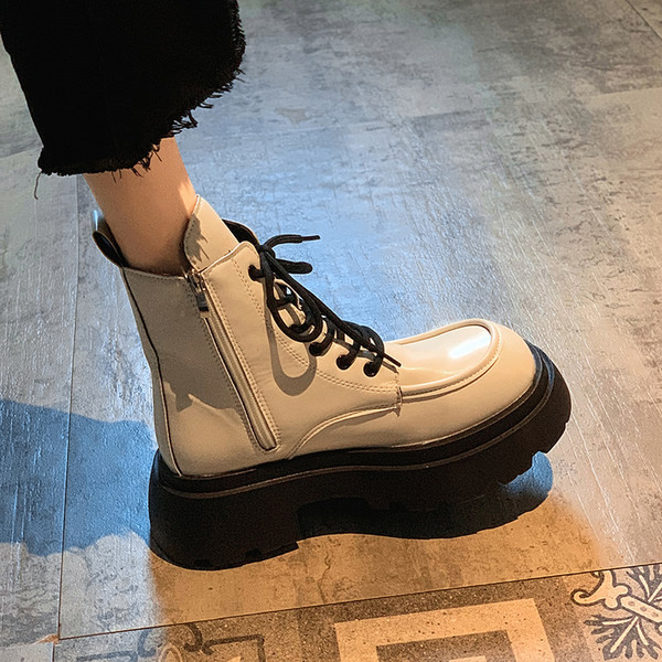 Кожени дамски боти  с връзки и груба подметка 