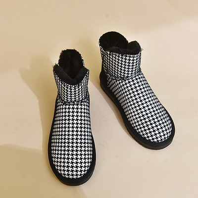 Karirane zimske čizme s toplom postavom