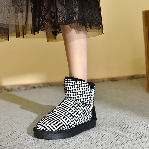 Karirane zimske čizme s toplom postavom