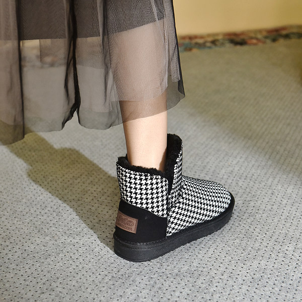 Karirane zimske čizme s toplom postavom