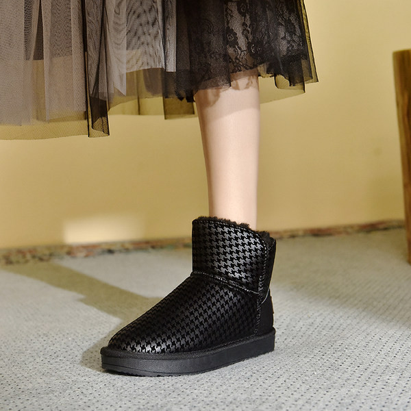 Karirane zimske čizme s toplom postavom