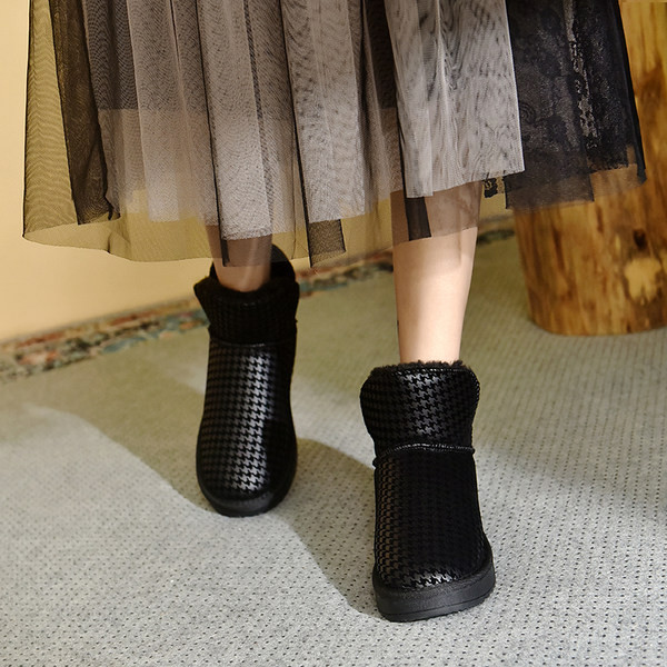 Karirane zimske čizme s toplom postavom