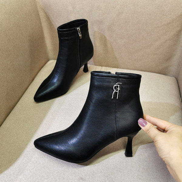 Ženske čizme sa srednjom petom i metalnim ukrasom