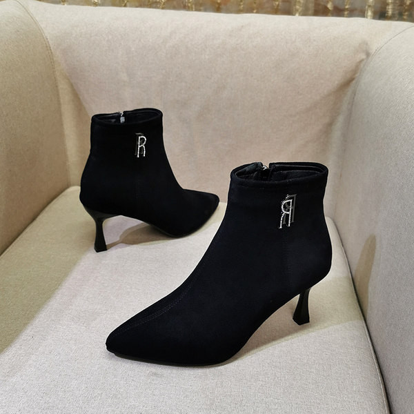 Ženske čizme sa srednjom petom i metalnim ukrasom