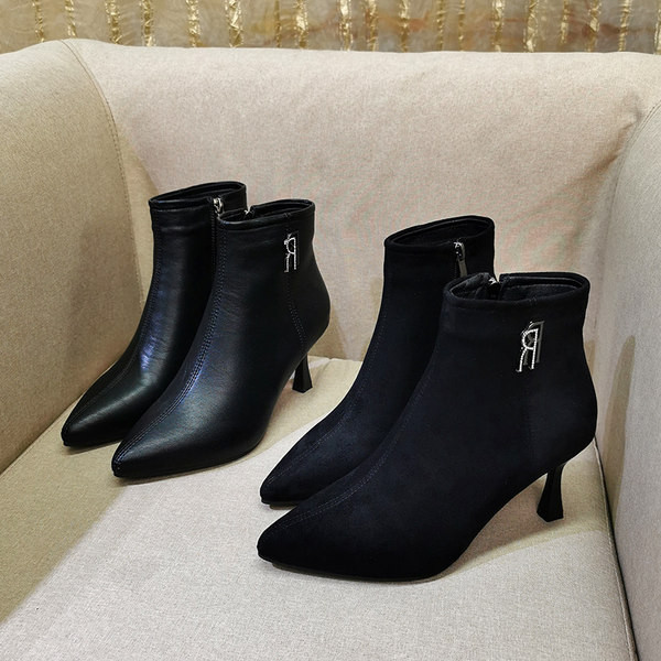 Ženske čizme sa srednjom petom i metalnim ukrasom