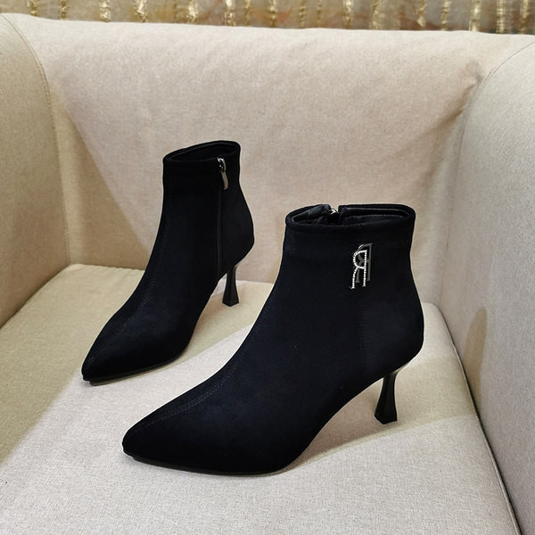 Ženske čizme sa srednjom petom i metalnim ukrasom