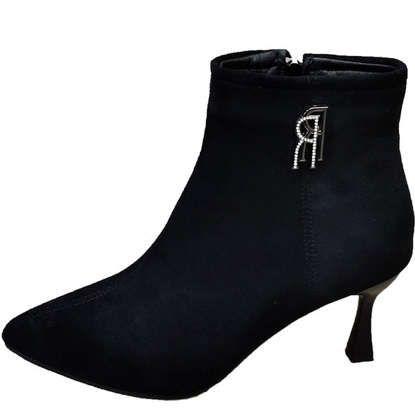 Ženske čizme sa srednjom petom i metalnim ukrasom