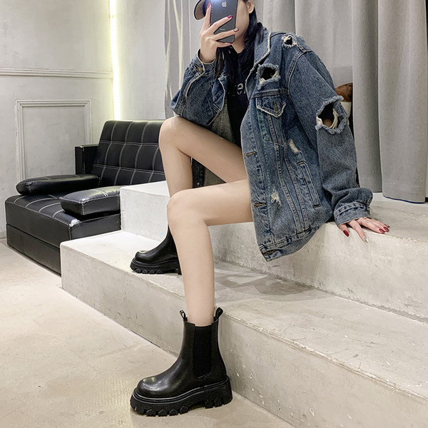 Moderne ženske čizme s grubim potplatom - od umjetne kože