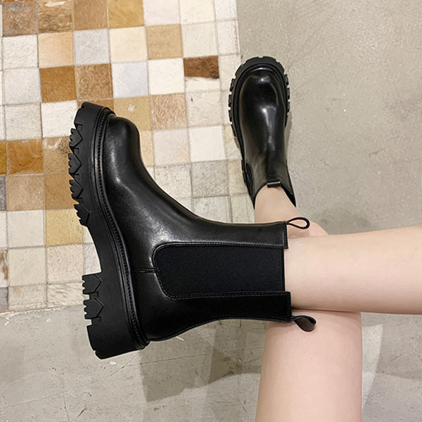 Moderne ženske čizme s grubim potplatom - od umjetne kože