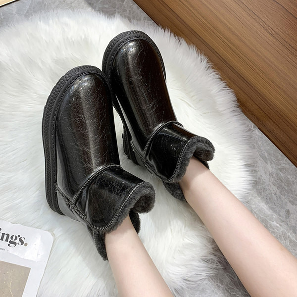 Ženske lakirane čizme s toplom postavom